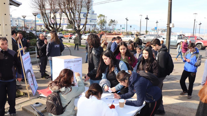 Participación en votación sobre escultura "Sentados frente al mar" en Puerto Montt supera altamente las expectativas