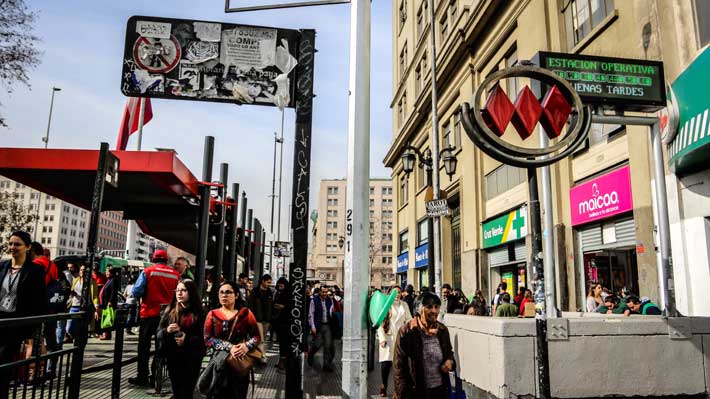 Metro de Santiago anuncia suspensión "al menos hasta las 09:00 horas" entre ULA y La Moneda