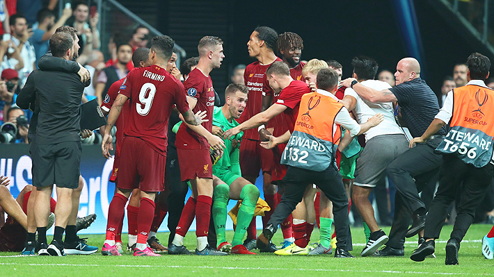 Video: Arquero héroe con el Liverpool en la Supercopa de Europa se lesionó tras choque con hincha