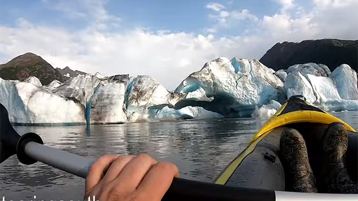 Kayakistas pasan un gran susto luego de que un enorme glaciar cayera muy cerca de ellos: "Tenemos suerte de estar vivos"