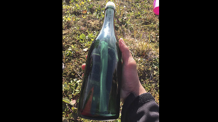 Hombre halla en Alaska una botella con un mensaje escrito hace 50 años por un marinero ruso