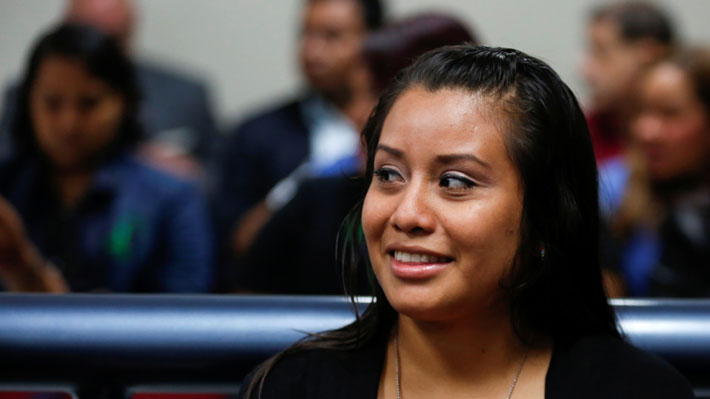Justicia de El Salvador absuelve a mujer acusada de la muerte de su hijo al dar a luz