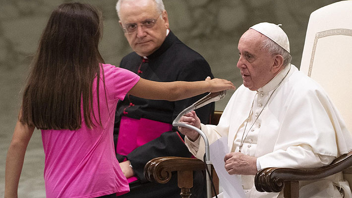 Fotos: Niña sube al escenario durante audiencia de los miércoles del Papa Francisco