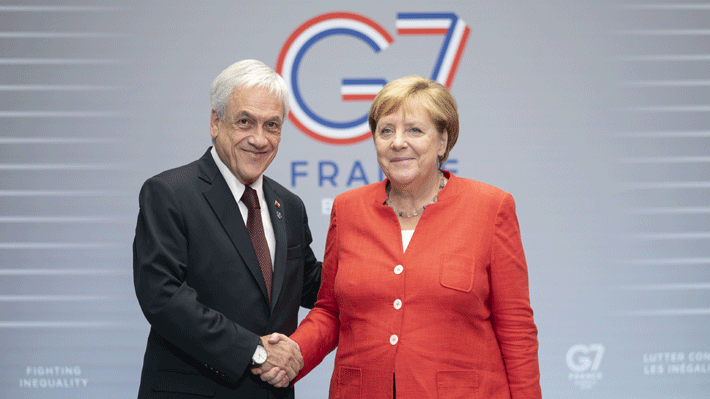 Piñera se reúne con Merkel en el G7: Abordaron necesidad de aumento de inversión alemana en litio e incendios en Amazonía