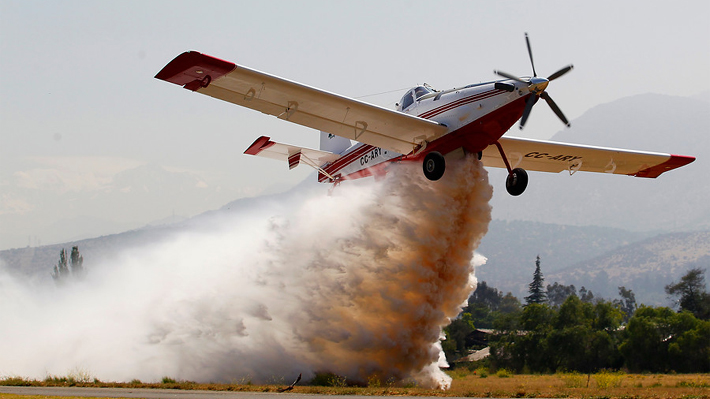 Estanque de tres mil litros y autonomía de vuelo de 3,7 horas: El avión de la Conaf que combatirá los incendios en la Amazonía