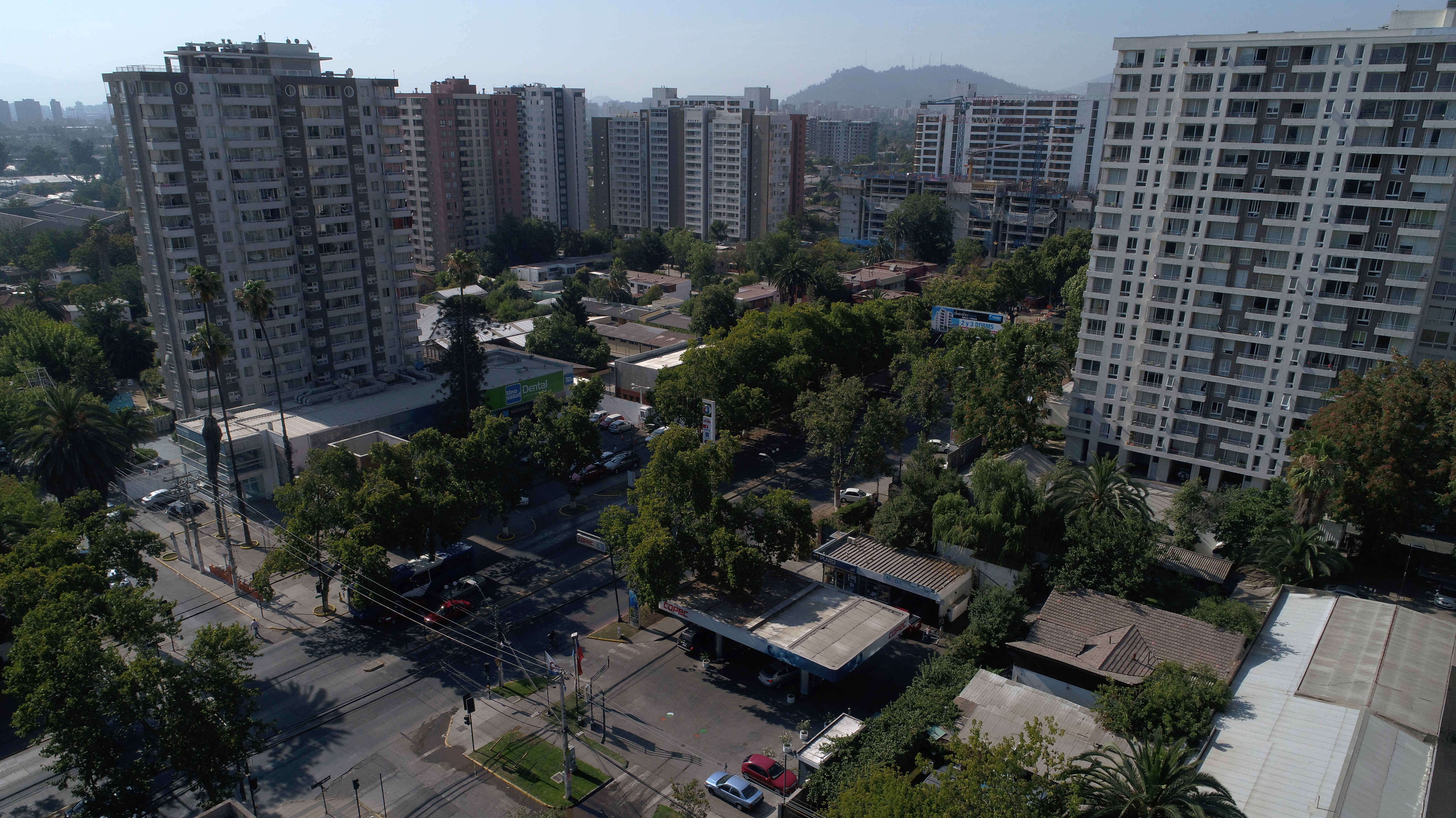 Comprar una vivienda en Chile es "severamente no alcanzable": Expertos debaten y analizan crítico escenario