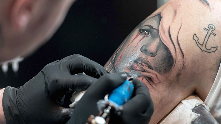No solo los pigmentos de los tatuajes causan reacciones alérgicas: el desgaste de las agujas también afecta