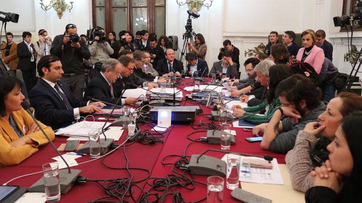 Oposición lamenta dilatación de votación de proyecto de las "40 horas" y Chile Vamos acusa "intolerancia"