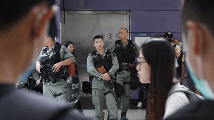 Despliegue policial en Hong Kong detiene la acción de manifestantes en el aeropuerto