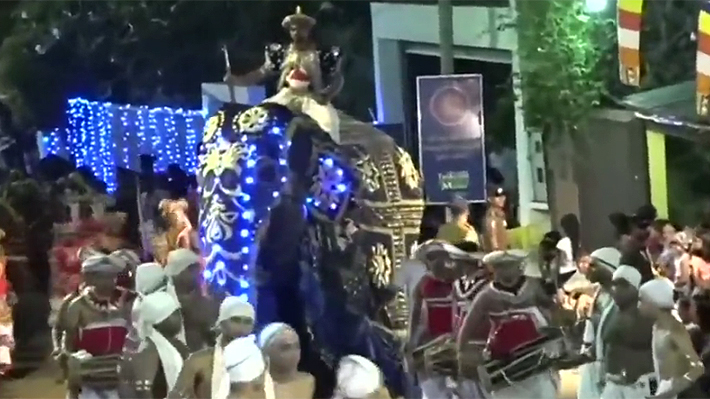 Video: Elefante se asusta durante celebración budista en Sri Lanka y arremete contra el público