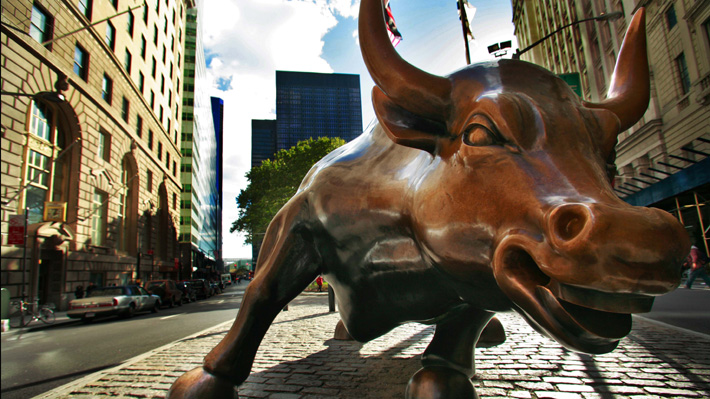 Hombre dañó a golpes el icónico toro de Wall Street con un banyo: La reparación podría costar hasta 15 mil dólares
