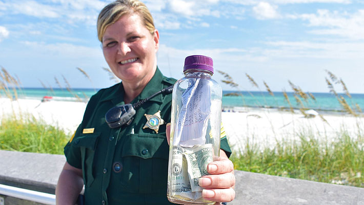 Policía estadounidense encuentra en el mar una botella con cenizas de un hombre que "vive su última aventura"
