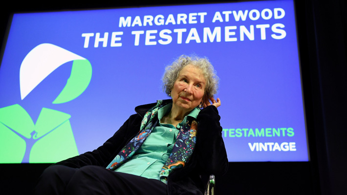 Escritora Margaret Atwood presentó "Los testamentos", secuela que llega 34 años después de "El cuento de la criada"