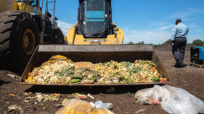 Ministerio de Agricultura alerta por desperdicio de comida en Chile: Se botan 3.700 millones de kilos al año