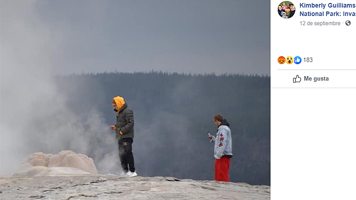 Jóvenes podrían enfrentar multas tras ser fotografiados acercándose a peligroso géiser en el parque Yellowstone