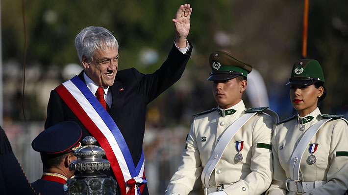 Piñera dice que "ha sido un año muy complejo para el Ejército" y destaca presencia femenina en la Parada Militar
