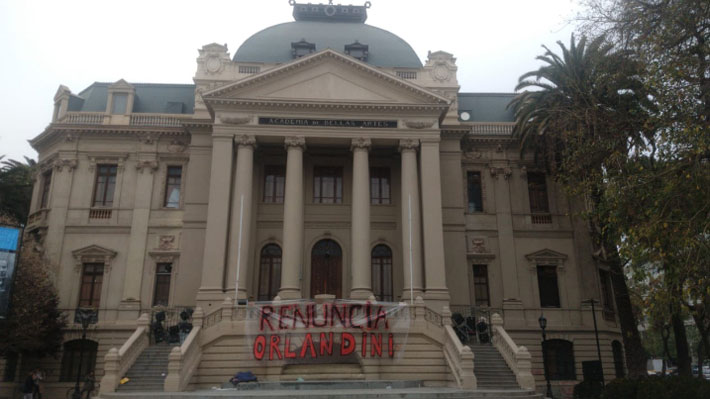 Alumnos de la U. de Chile ocupan Museo de Arte Contemporáneo para exigir salida de decano