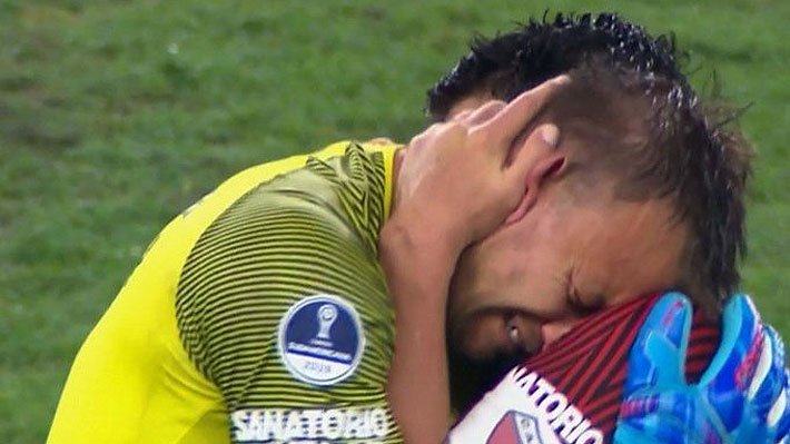 La emotiva historia tras la conmovedora imagen de dos figuras de Colón tras alcanzar una inédita final de Copa Sudamericana