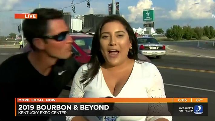 Hombre besó a reportera durante transmisión en vivo en EE.UU.: deberá comparecer ante la justicia por acoso