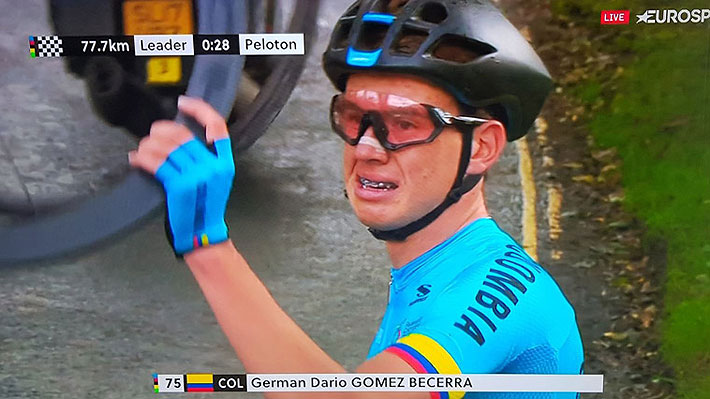 Video: Las desoladoras imágenes de un ciclista colombiano que lloró de impotencia al no recibir asistencia en el Mundial de Yorkshire