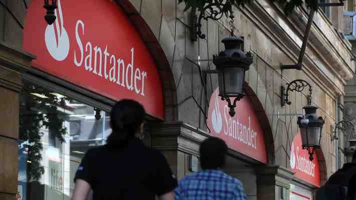 Banco Santander compensará a 36 mil clientes afectados por cobros en líneas de sobregiro