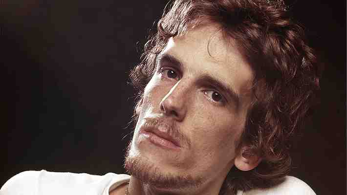 "Bios: Spinetta", un repaso a la vida del legendario músico desde sus primeras luces creativas hasta su muerte