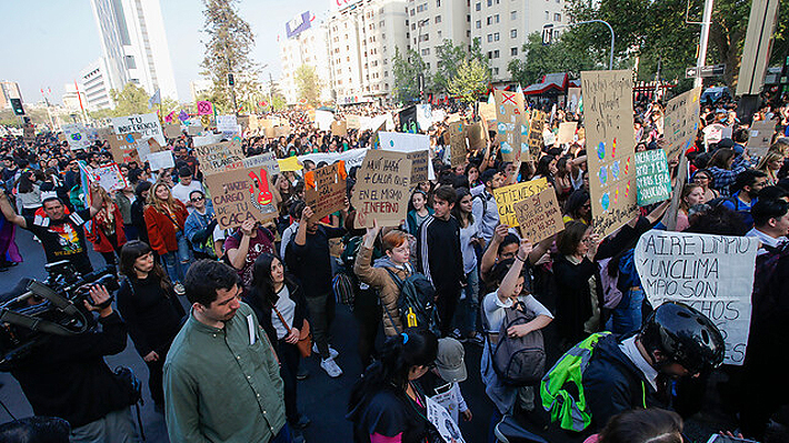Miles de jóvenes de distintas ciudades de Chile se unen a masiva marcha mundial contra el cambio climático