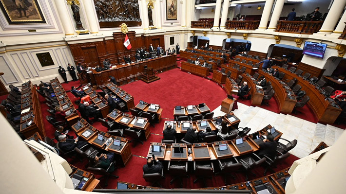 Oposición peruana presenta moción de vacancia contra Vizcarra tras disolución del Congreso