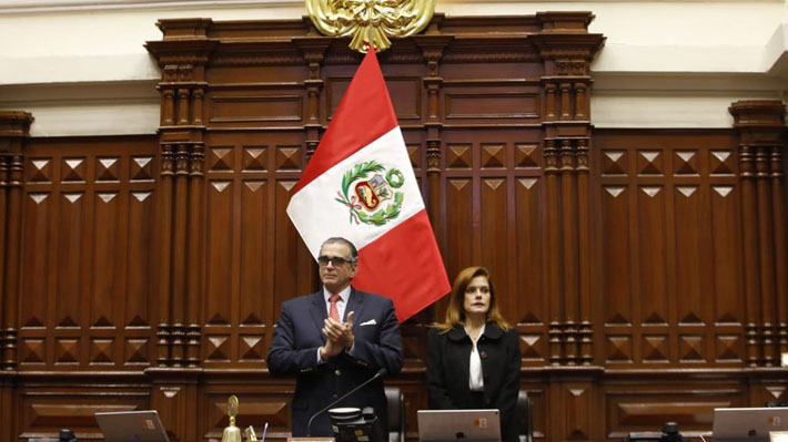 Disuelto Congreso peruano aprueba moción para suspender a Vizcarra y nombra a "Presidenta en funciones"