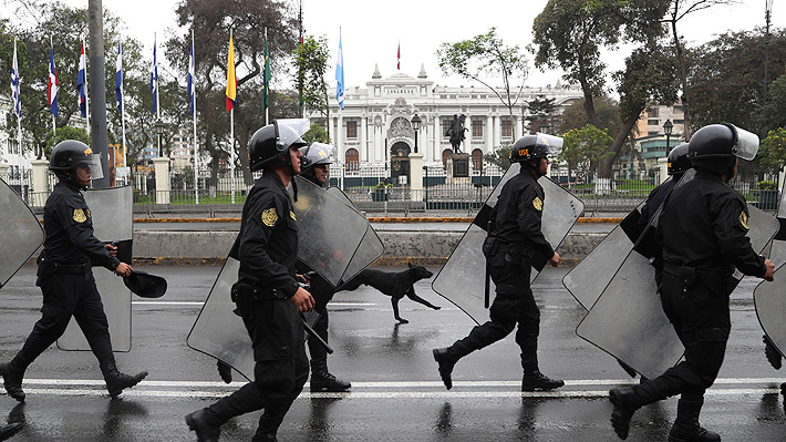 Policía peruana impide el ingreso al Parlamento tras cierre decretado por Vizcarra