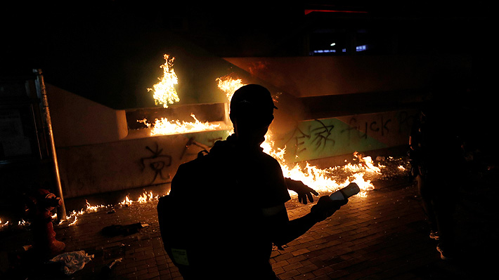 Un herido de bala y decenas de detenidos deja protesta por "día de luto" en Hong Kong