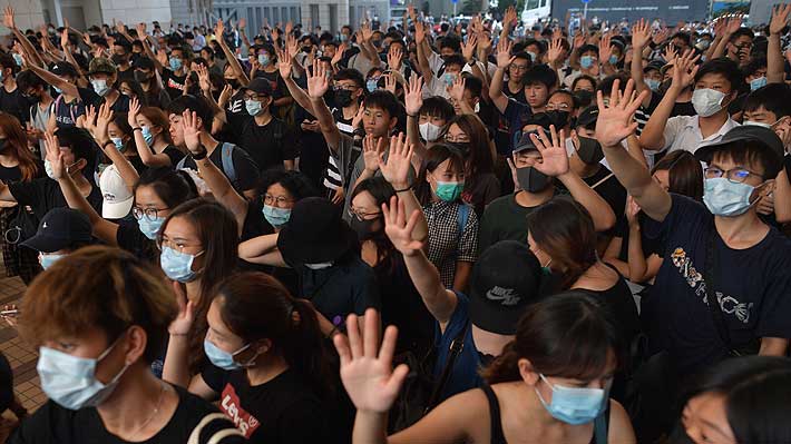 Estudiantes hongkoneses organizan sentada para condenar disparos de policía