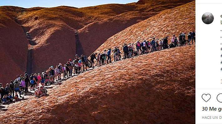 Cientos de turistas intentan escalar monolito sagrado de Australia a días de que se prohíba llegar a la cima