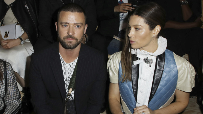 Video: "Acosador de las celebridades" reaparece en la Semana de la Moda de París intentando botar a Justin Timberlake