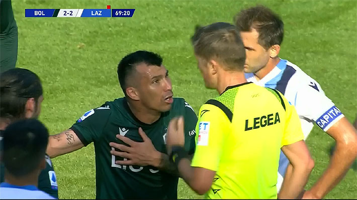 Video: Gary Medel fue expulsado en empate del Bologna con ayuda del VAR... Mira la falta