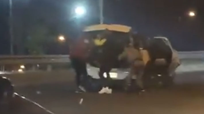 Video: Captan momento en que banda roba auto a familia que viajaba con un bebé