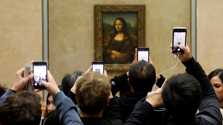 La Mona Lisa de Da Vinci vuelve a su ubicación tradicional en el Louvre tras renovación del espacio