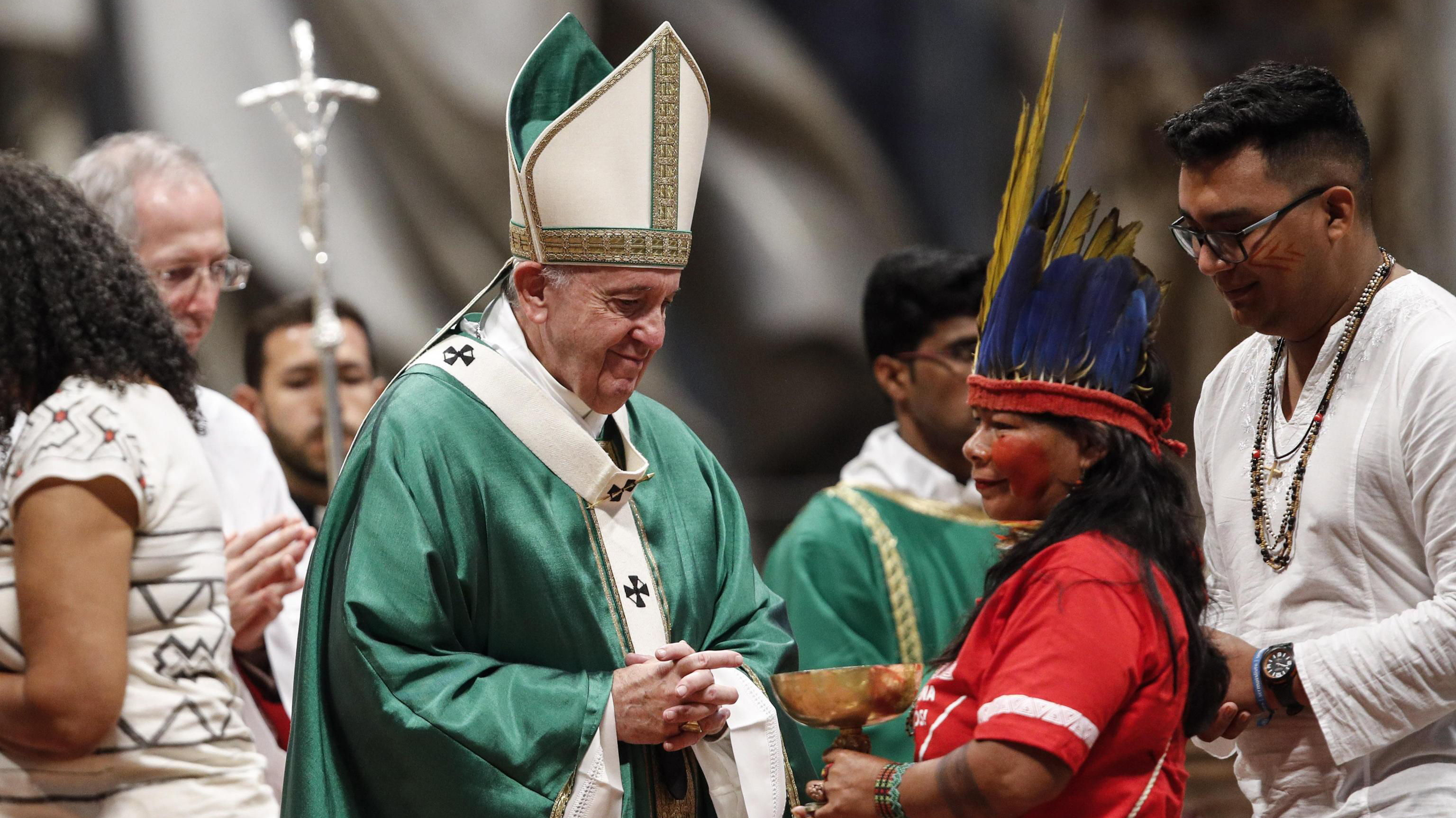 Papa llama a no burlarse de indígenas: "¿Qué diferencia hay entre llevar plumas y el tricornio de los obispos?"