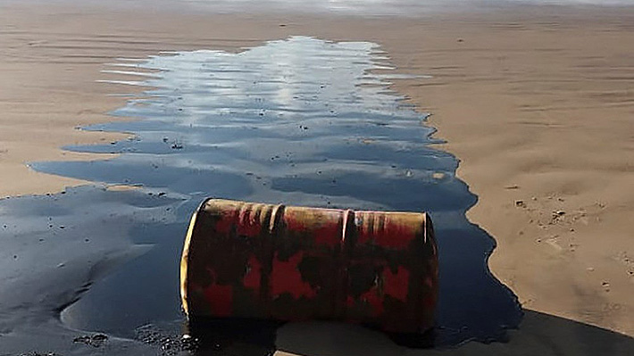Bolsonaro señala que petróleo derramado en las playas de Brasil es "extranjero"