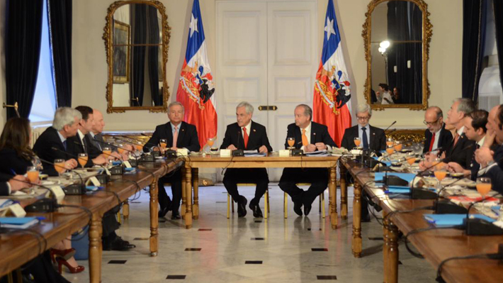 Ex ministros de Bachelet y ex Banco Central  llegan a reunión con Piñera por reducción de jornada laboral