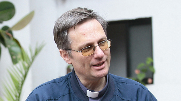 Hans Kast, el primer sacerdote que denunció a Karadima y que dimitió a sus obligaciones esta semana