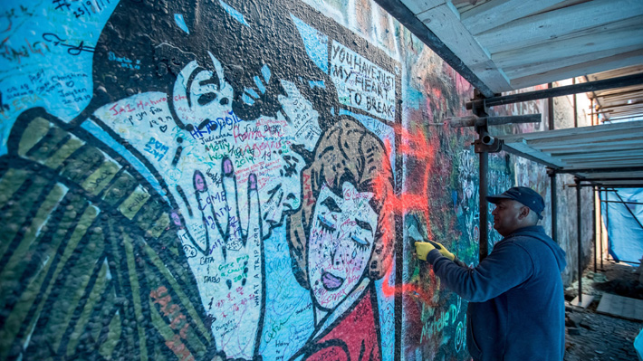 Cierran el "Muro de John Lennon" en Praga tras actos vandálicos de "turistas ebrios"
