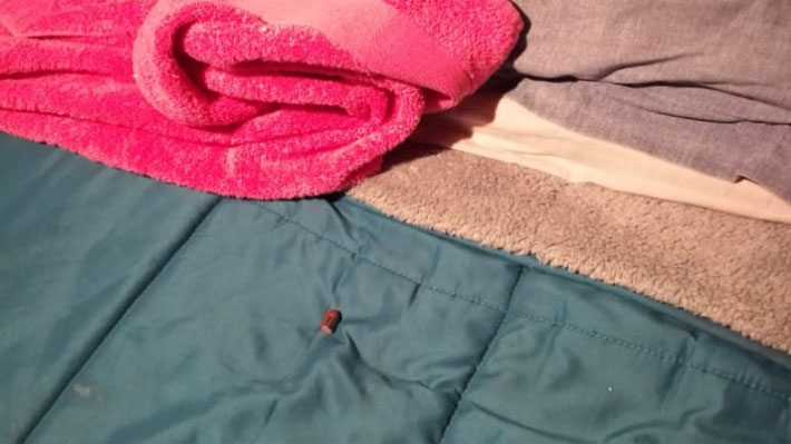 Nueva "bala loca" en La Pintana: Proyectil cayó desde el techo en cama de bebé de 3 años