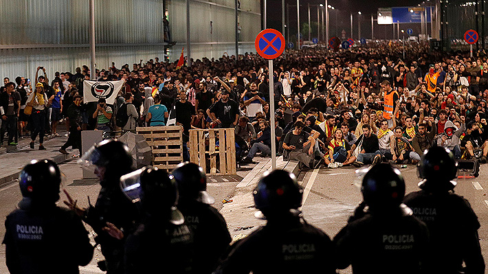 Caos en Cataluña: Varios detenidos y vuelos cancelados por masiva protesta tras condena a independentistas