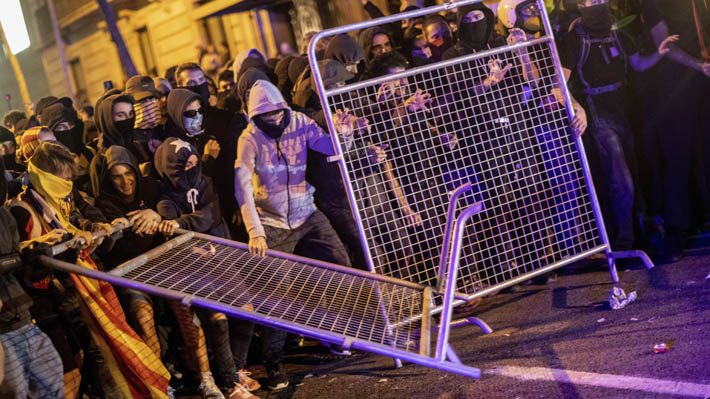Gobierno español promete "garantizar la seguridad" ante "violencia coordinada" en protestas en Cataluña