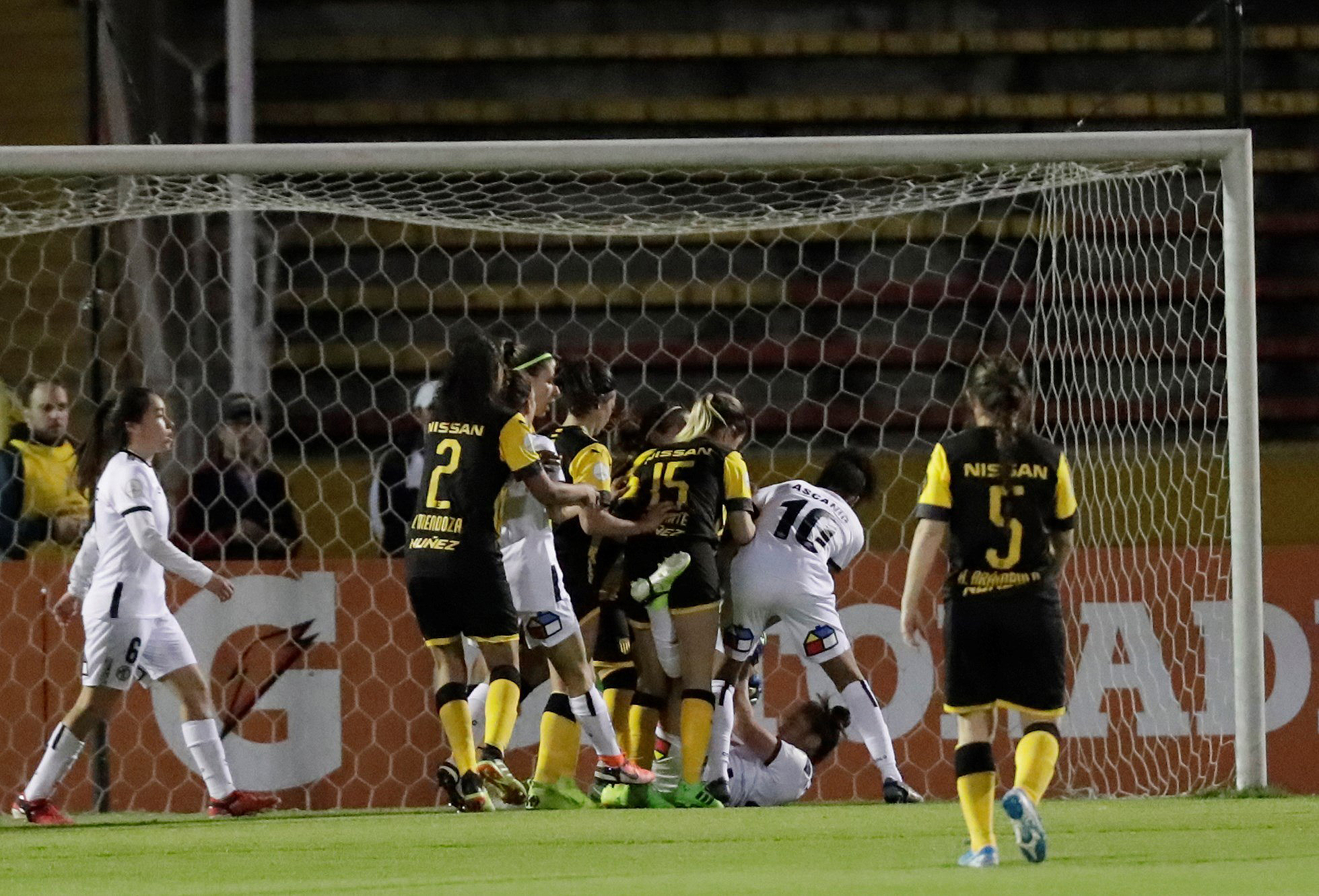 En un polémico partido, Colo Colo igualó con Peñarol y complicó su clasificación a cuartos en la Libertadores Femenina