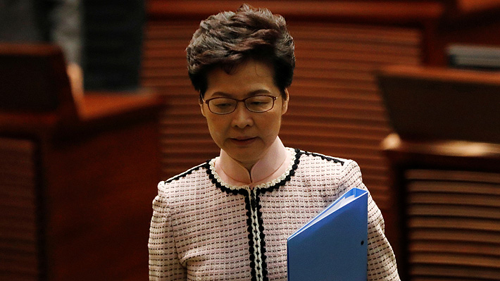 Cero apoyo: Abucheos en el Parlamento impiden discurso de la jefa de Gobierno de Hong Kong