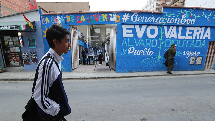 Entre el desencanto y la continuidad: Los jóvenes bolivianos que crecieron con Morales y que votarán por primera vez
