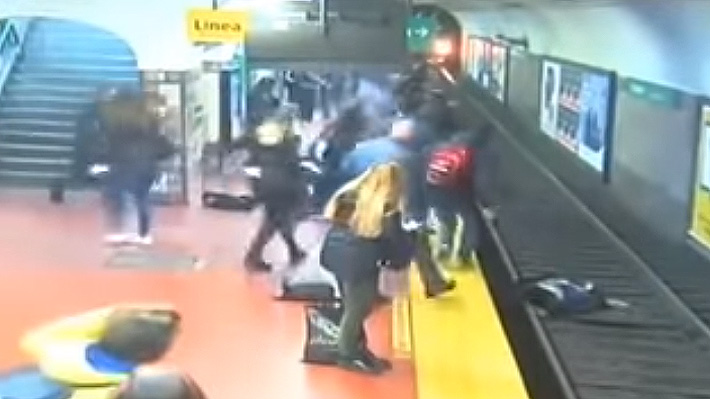 Video: Mujer cayó accidentalmente a las vías del metro en Buenos Aires y pasajeros logran por poco detener el tren