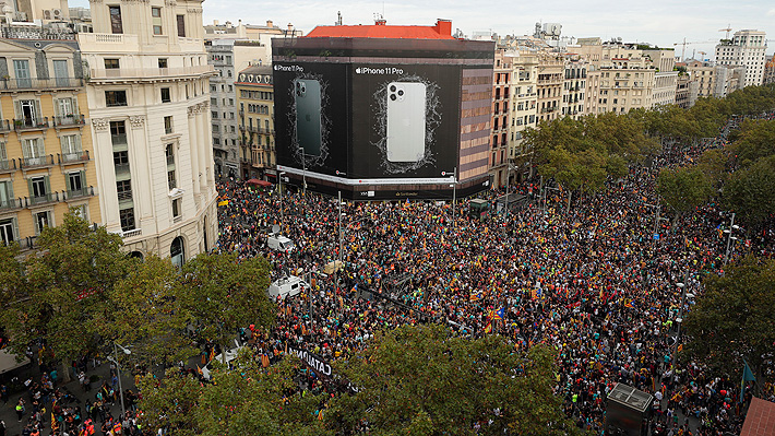 Masiva concurrencia, cortes de calles y suspensiones de vuelos marcan la huelga general en Cataluña